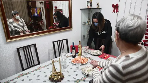 Una mujer viuda y de riesgo, Carmina con su hija Patricia preparan la cena de Nochebuena durante la pandemia en M&oacute;stoles (Madrid), a 24 de diciembre de 2020.