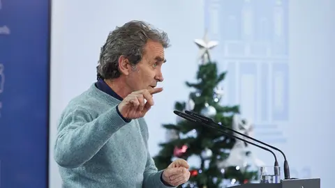 El director del Centro de Coordinaci&oacute;n de Alertas y Emergencias Sanitarias (CCAES), Fernando Sim&oacute;n, ofrece una rueda de prensa para informar sobre la evoluci&oacute;n de la pandemia de coronavirus, en el Ministerio de Sanidad, Madrid (Espa&ntilde;a), a 17 de diciembre.