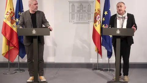 El secretario general de CC.OO., Unai Sordo, y el secretario general de UGT, Pepe &Aacute;lvarez, comparecen en rueda de prensa tras la constituci&oacute;n con el Gobierno de la Mesa de Di&aacute;logo Social para la Recuperaci&oacute;n, la Transformaci&oacute;n y la Resiliencia, en Moncloa