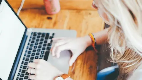 Persona usando ordenador.