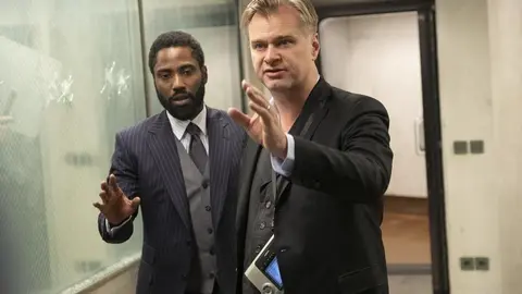 Christopher Nolan y John David Washington en el rodaje de Tenet