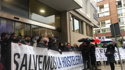 Los hosteleros se manifiestan frente a la Consejer&iacute;a de Sanidad