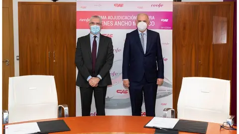 Los presidentes de Renfe, Isa&iacute;as T&aacute;boas, y de CAF, Andr&eacute;s Arizkorreta, durante la firma del contrato