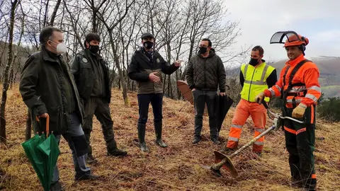 El consejero de Desarrollo Rural, Guillermo Blanco, visita los trabajos habituales de la cuadrilla forestal de prevenci&oacute;n de incendios de Cabu&eacute;rniga.