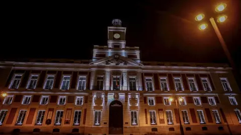 El reloj de la Puerta del Sol marca las 00 horas durante la primera noche de toque de queda en Madrid (Espa&ntilde;a), a 26 de octubre de 2020. El Gobierno central anunci&oacute; el pasado domingo la aprobaci&oacute;n del estado de alarma para toda Espa&ntilde;a, que entr&oacute; en vigor 