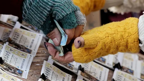 Una mujer comprando un boleto de la Loter&iacute;a del Ni&ntilde;o