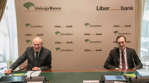 Imagen de este mi&eacute;rcoles del presidente de Unicaja, Manuel Azuaga, y del consejero delegado de Liberbank, Manuel Men&eacute;ndez, en la presentaci&oacute;n de la fusi&oacute;n.