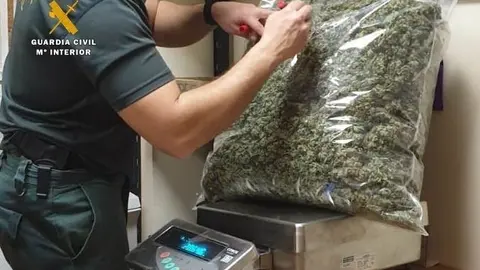 Rdo. Nota De Prensa Guardia Civil (Dos Detenidos Con 38 Kilos De Marihuana Para Una Asociaci&oacute;n Cannabica)