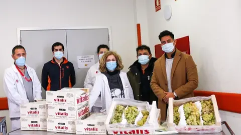 Donaci&oacute;n uvas de Fruter&iacute;as Gama a sanitarios para Nochevieja