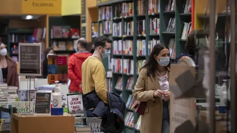 Varias personas en una librer&iacute;a de Sevilla