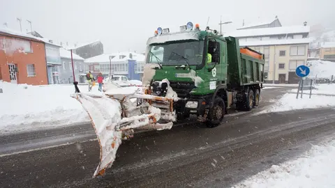 Un cami&oacute;n quitanieves despeja el vial Lu-633 que une las localidades de Pedrafita do Cebreiro con Triacastela, en Lugo, Galicia (Espa&ntilde;a), a 29 de diciembre de 2020. El temporal de nieve ha dificultado la circulaci&oacute;n en m&aacute;s de un centenar de carreteras en 