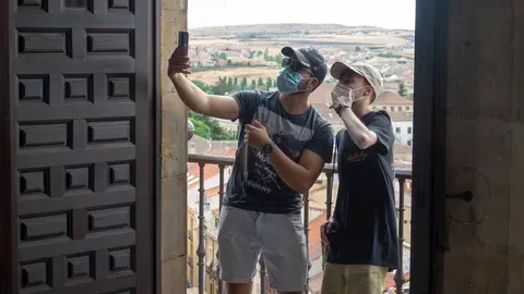 Turistas con mascarilla en la  Torres de la Clerec&iacute;a durante la pandemia del Covid.19. Salamanca 24 de agosto del 2020