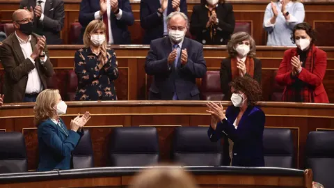 La vicepresidenta tercera del Gobierno, Nadia Calvi&ntilde;o (abajo 1i); la ministra de Hacienda y portavoz del Gobierno, Mar&iacute;a Jes&uacute;s Montero (abajo1d).