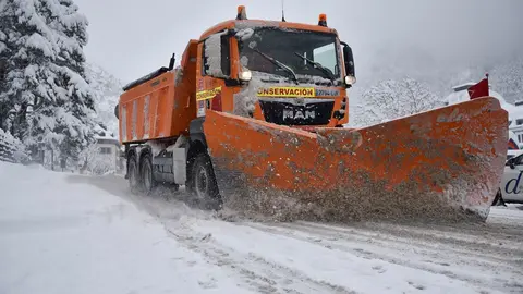 Un cami&oacute;n quitanieves despeja una carretera 