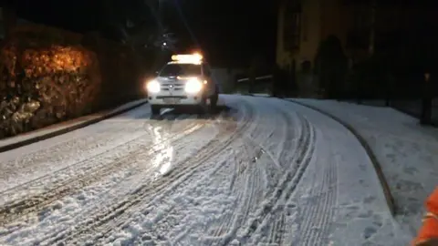 Veh&iacute;culo circulando por una carretera con nieve de Cantabria