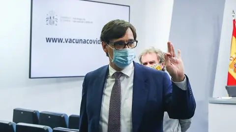 El ministro de Sanidad, Salvador Illa, saluda tras ofrecer una rueda de prensa tras la reuni&oacute;n del Consejo Interterritorial del Sistema Nacional de Salud, en Madrid (Espa&ntilde;a), a 28 de diciembre de 2020.