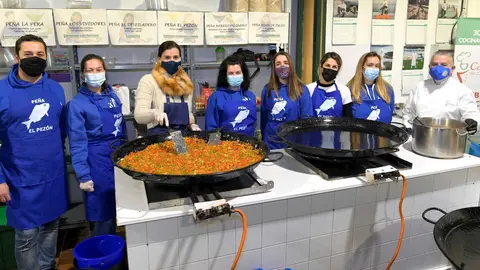 La alcaldesa con las  pe&ntilde;as