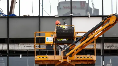 Un obrero trabaja desde una gr&uacute;a en unas obras de Madrid