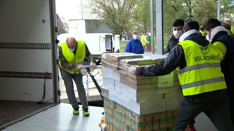 Guardia Real y voluntarios recogen los alimentos del Banco de Alimentos de Alcal&aacute; de Henares y los reparte por toda la Comunidad.