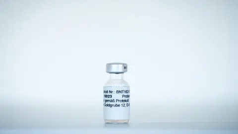 La vacuna contra el COVID-19 BNT162, que est&aacute; siendo desarrollada por Pfizer y BioNTech