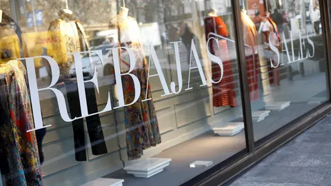 Escaparate de un centro comercial de Madrid en periodo de rebajas 