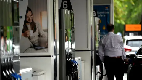 Un hombre echa gasolina a su coche en una gasolinera 