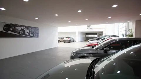 Imagen del interior de un concesionario.