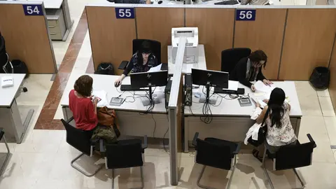 Dos funcionarias trabajan en la delegaci&oacute;n Especial de la Agencia Tributaria (AEAT ) en Madrid