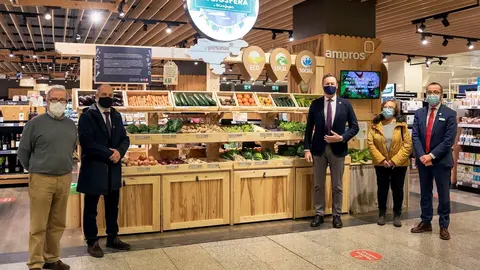 Blanco visita la tienda de Ampros Hipercor