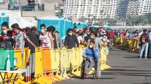 Inmigrantes hacen cola en el Muelle de Arguinegu&iacute;n, en Gran Canaria, Canarias (Espa&ntilde;a), a 18 de noviembre de 2020.