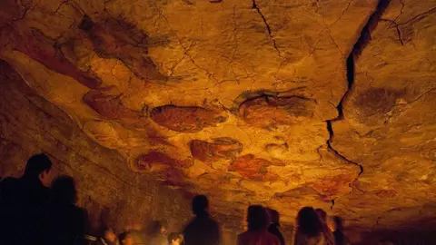 La neocueva de Altamira con la luz como la original.