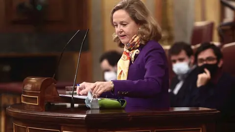 La vicepresidenta Tercera del Gobierno, Nadia Calvi&ntilde;o interviene durante una sesi&oacute;n plenaria en el Congreso de los Diputados.