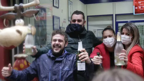 Clientes y loteros de una administraci&oacute;n de loter&iacute;a premiada