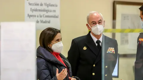 La ministra de Defensa, Margarita Robles (i) y el jefe de Estado Mayor de la Armada, Teodoro Esteban L&oacute;pez Calder&oacute;n (centro), durante una visita a la Unidad de Verificaci&oacute;n Epidemiol&oacute;gica, en Madrid (Espa&ntilde;a) a 5 de enero de 2021. 