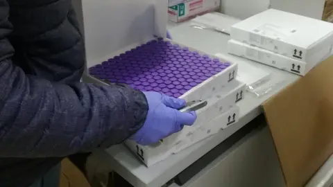 Una de las cajas con vacunas de Pfizer 
