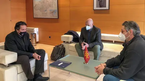 El consejero de Obras P&uacute;blicas, os&eacute; Luis Gochicoa, con el alcalde de Los Corrales de Buelna, Luis Ignacio Argumosa