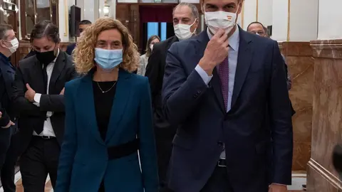 El presidente del Gobierno, Pedro S&aacute;nchez, y la presidenta del Congreso, Meritxell Batet,