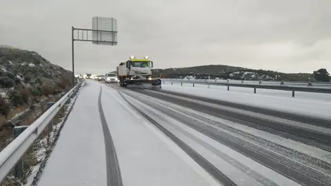 Imagen de un cami&oacute;n quitanieves en una carretera de la Regi&oacute;n