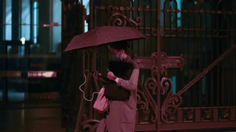 Un mujer con paraguas