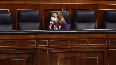 La vicepresidenta Tercera del Gobierno, Nadia Calvi&ntilde;o durante una sesi&oacute;n plenaria en el Congreso de los Diputados, en Madrid (Espa&ntilde;a), a 17 de diciembre de 2020. El Pleno del Congreso aprueba hoy la proposici&oacute;n de ley del PSOE que despenaliza la eutanasia