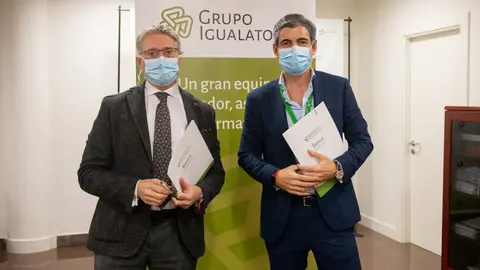 Firma del convenio entre Momp&iacute;a y AECC