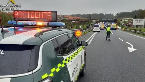 Un veh&iacute;culo de la Guardia Civil desplazado al lugar de un accidente