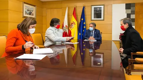 Reuni&oacute;n del presidente de Cantabria, Miguel &Aacute;ngel Revilla, con el presidente y el secretario auton&oacute;mico de Cruz Roja Cantabria, Javier Fern&aacute;ndez Dosantos y Alfonso Alonso.
