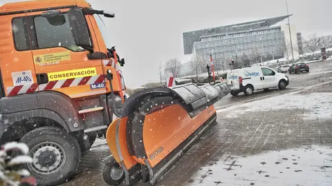 Una m&aacute;quina quitanieves desaloja la nieve de las carreteras tras el paso de la borrasca Filomena, en Madrid (Espa&ntilde;a), a 7 de enero de 2021. La Comunidad de Madrid ha activado el nivel 1 del Plan de Inclemencias Invernales a partir de esta medianoche por p
