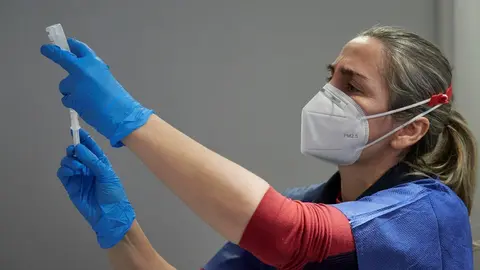 Una trabajadora sanitaria, con material necesario para administrar la vacuna contra la COVID-19, en una imagen de archivo