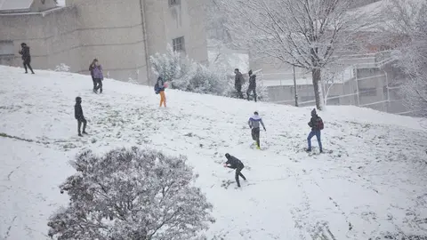 Varias personas juegan con la nieve en el Parque del Cerro del T&iacute;o P&iacute;o tras el paso de la borrasca Filomena, en Madrid (Espa&ntilde;a), a 7 de enero de 2021. La Comunidad de Madrid ha activado el nivel 1 del Plan de Inclemencias Invernales a partir de esta media