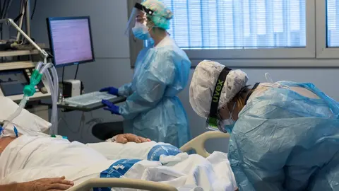 Personal sanitario atendiendo a un paciente ingresado en la Unidad de Cuidados Intensivos (UCI) para enfermos de coronavirus