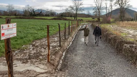 El consejero de Desarrollo Rural y el alcalde de Escalante visitan las obras realizadas en el municipio.