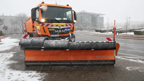 Un quitanieves despeja una carretera tras el paso de la borrasca Filomena, en Madrid (Espa&ntilde;a), a 7 de enero de 2021. La Comunidad de Madrid ha activado el nivel 1 del Plan de Inclemencias Invernales a partir de esta medianoche por previsi&oacute;n de la Agencia 