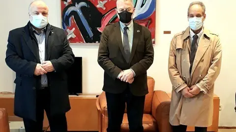 El presidente del Parlamento de Cantabria, Joaqu&iacute;n G&oacute;mez, se re&uacute;ne con el secretario y el delegado de la Comisi&oacute;n Isl&aacute;mica de Espa&ntilde;a, Mohamed Ajana Elouafi y Milad Majsum Milad-Ahmed